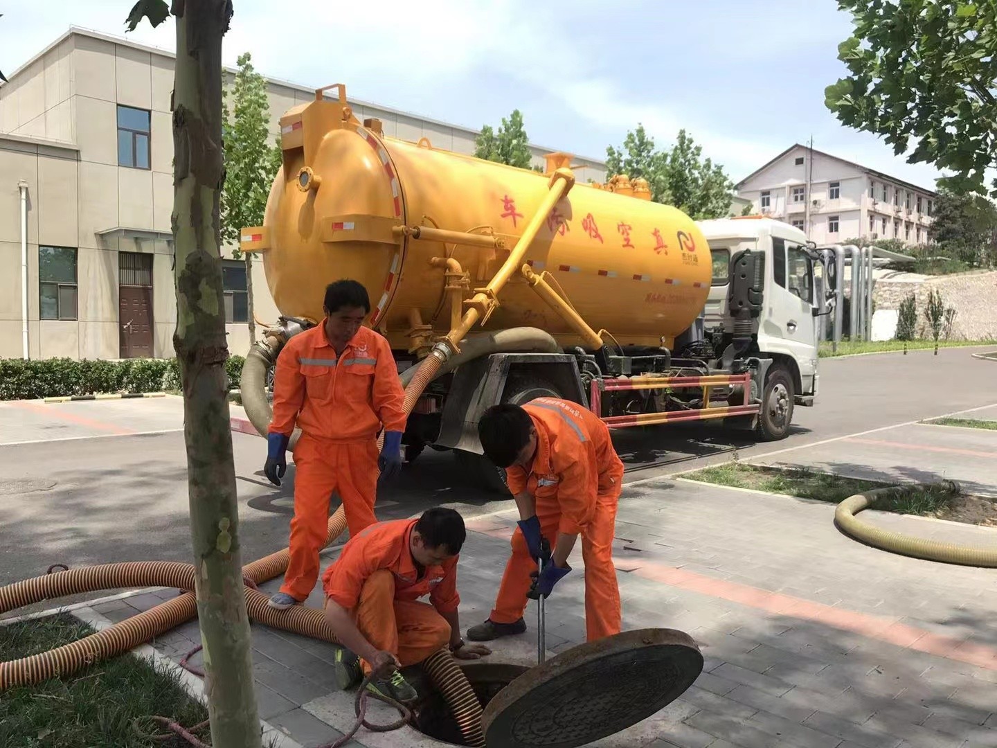 大庆管道疏通车停在窨井附近